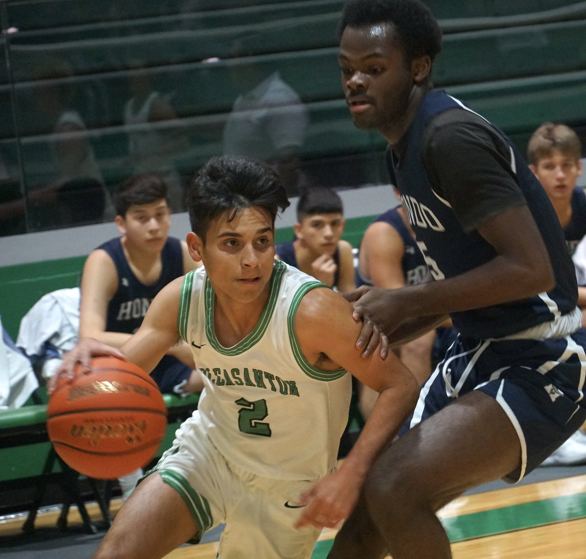 PE1909's tweet photo. Halftime: Pleasanton 26, Hondo 25 🏀
Defense was alive and well in the first half as both teams are unable to pull away @hoopinsider @DCTBasketball #pridepride https://t.co/XlV3OcUJm7