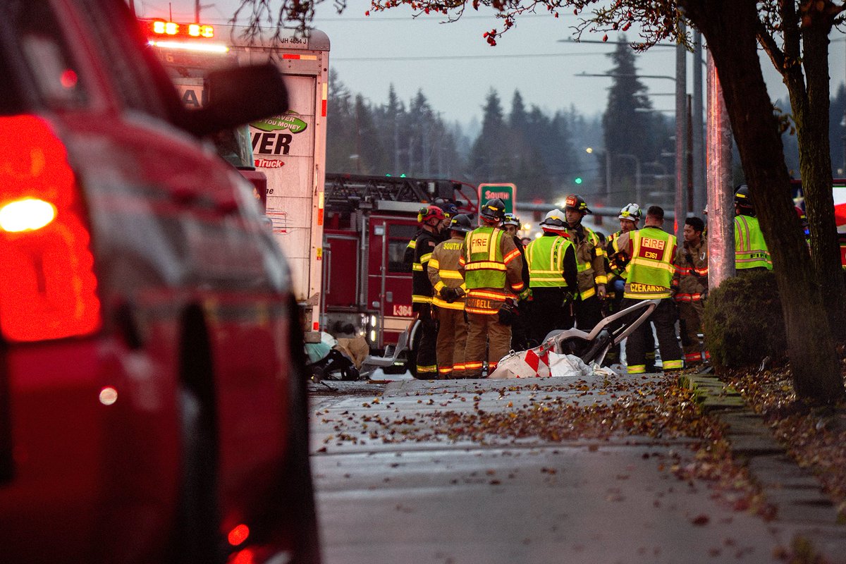 DJSonstengphoto's tweet photo. After the patient was extricated from the U-Haul and was transported to the hospital, all the remaining personnel on the scene debriefed the incident together before going back into service.
#heavyrescue #R307 #R364 https://t.co/eleELcf2WG