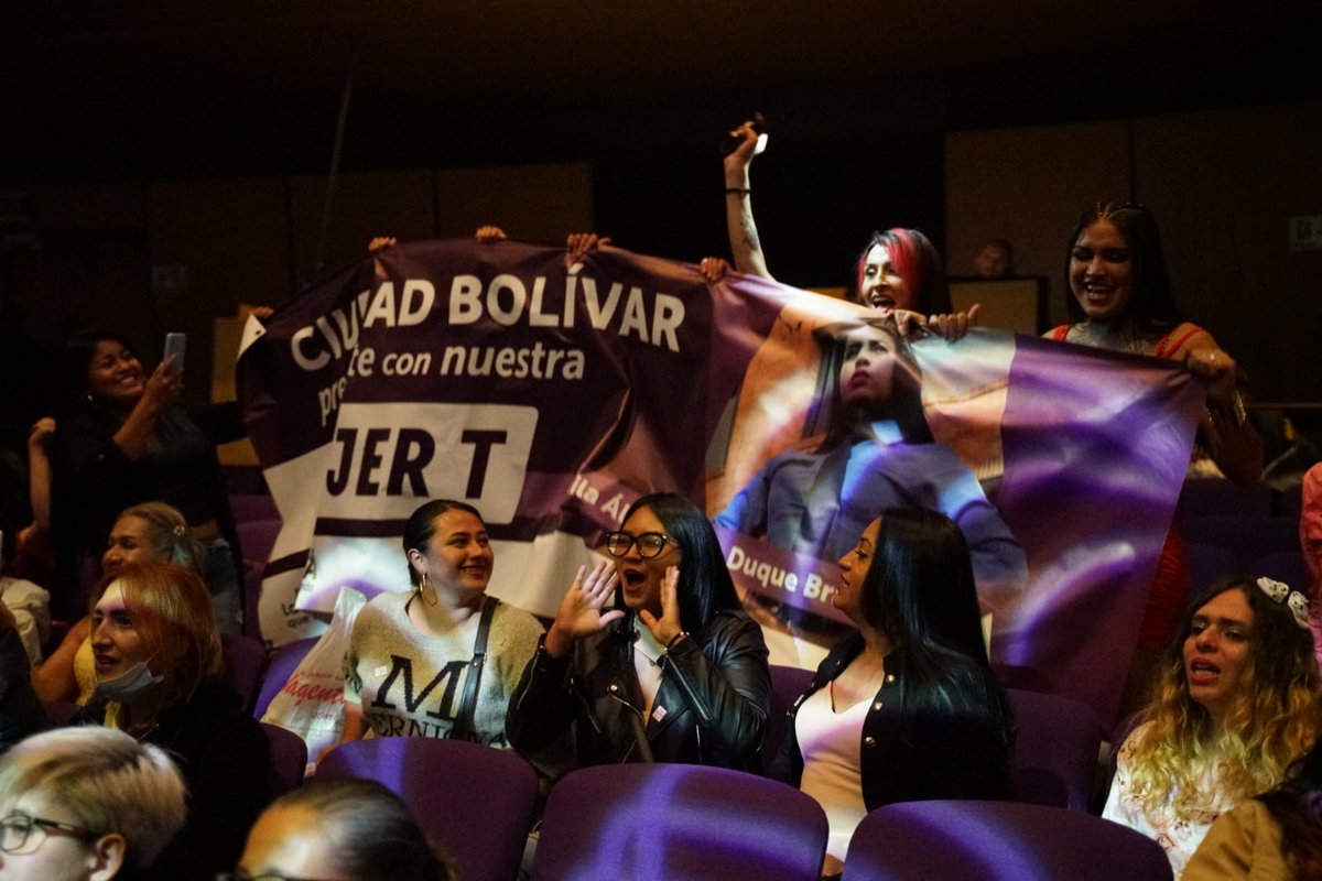 ALCBolivar's tweet photo. Estamos en la #GalaRosa por la no transfobia Diana Navarro Sanjuan y #MujerT 🏳️⚧️ en el @TeatroJEG.
En el evento son premiadas las entidades y personas que han apoyado la diversidad sexual en la ciudad.
1. https://t.co/0ZCoJcwayb