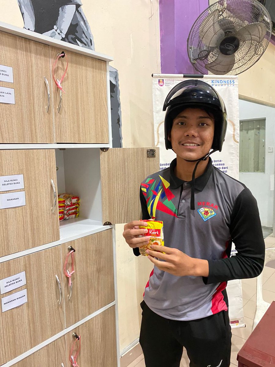 Kindnessdotmy's tweet photo. Salam kebaikan semuaโบ๏ธ
Satu lagi Gerobok Rezeki Kindness Malaysia telah ditempatkan di Uitm Cawangan Kelantan dan telah dirasmikan oleh Timbalan Naib Canselor (Hep) Uitm.
#ProjekGerobokRezeki
#KindnessMalaysia
#Makemalaysiakindagain
#byeveryoneforeveryone https://t.co/iGwcYf61ui
