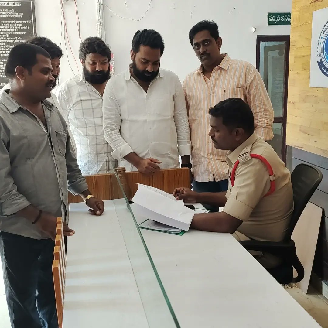 PChalam's tweet photo. జగన్మోహన్ రెడ్డి పాలన లో డ్రగ్స్,గంజాయి లాంటి మత్తు పదార్థాలు యదేచిగా దొరుకుతున్నాయని,విద్యార్థులు వీటికి బానిస అవుతున్నారని,దీని పై కఠిన చర్యలు తీసుకోవాలని.అన్నపూర్ణ లాంటి ఆంధ్ర ప్రదేశ్ ను డ్రగ్స్ ఆంధ్ర ప్రదేశ్ గా మారకుండా కాపాడాలని,తాడేపల్లిగూడెం పోలీస్ స్టేషన్ లో తెలుగు యువత https://t.co/O7HPyHJUpI