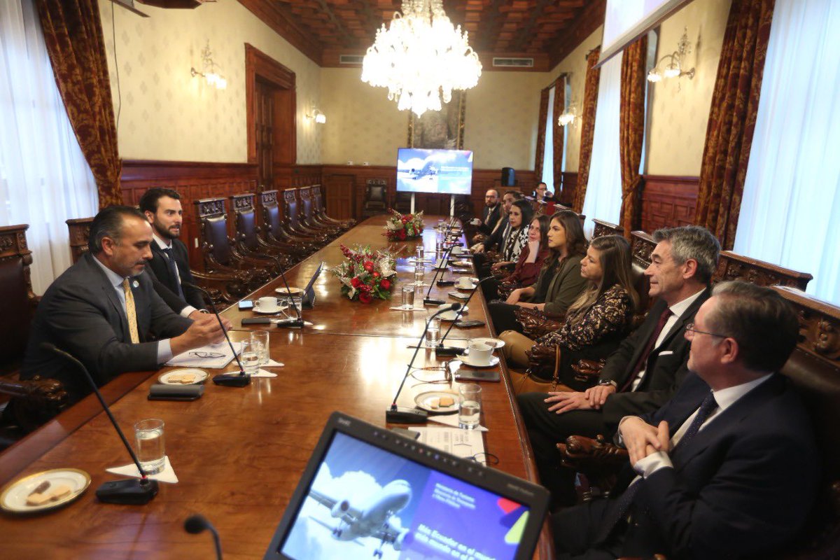 dariovherrera's tweet photo. ¡Nuevas rutas y frecuencias aéreas para Ecuador! ✈️🇪🇨

Junto con el presidente @LassoGuillermo y el ministro de @TurismoEc, @nielsolsenp, nos reunimos con directivos de aerolíneas con el objetivo de seguir conectando nuestro país con el mundo. 🌎 https://t.co/eoyfGMD2H2