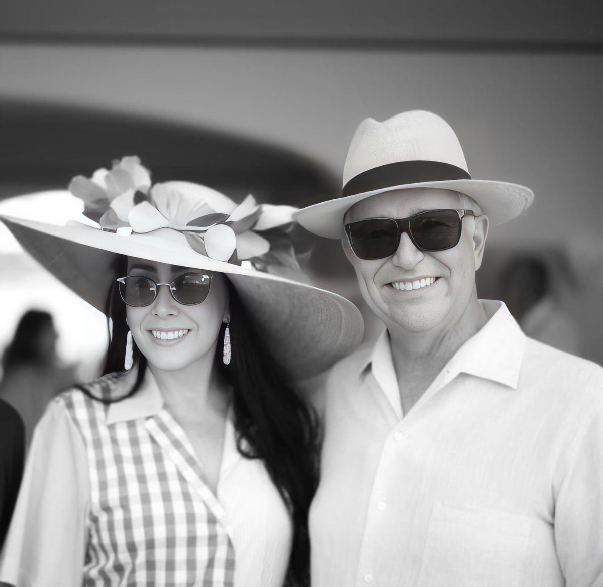 RicardoBSalinas's tweet image. 3 Verdades que debes conocer y aceptar:

1. La gente no respeta tu carácter, respeta tu dinero y poder.

2. La gente a la que más quieres es la que más daño puede hacerte.

3. En la vida dos cosas te definen, tu paciencia cuando no tienes nada y tú actitud cuando lo tienes todo.