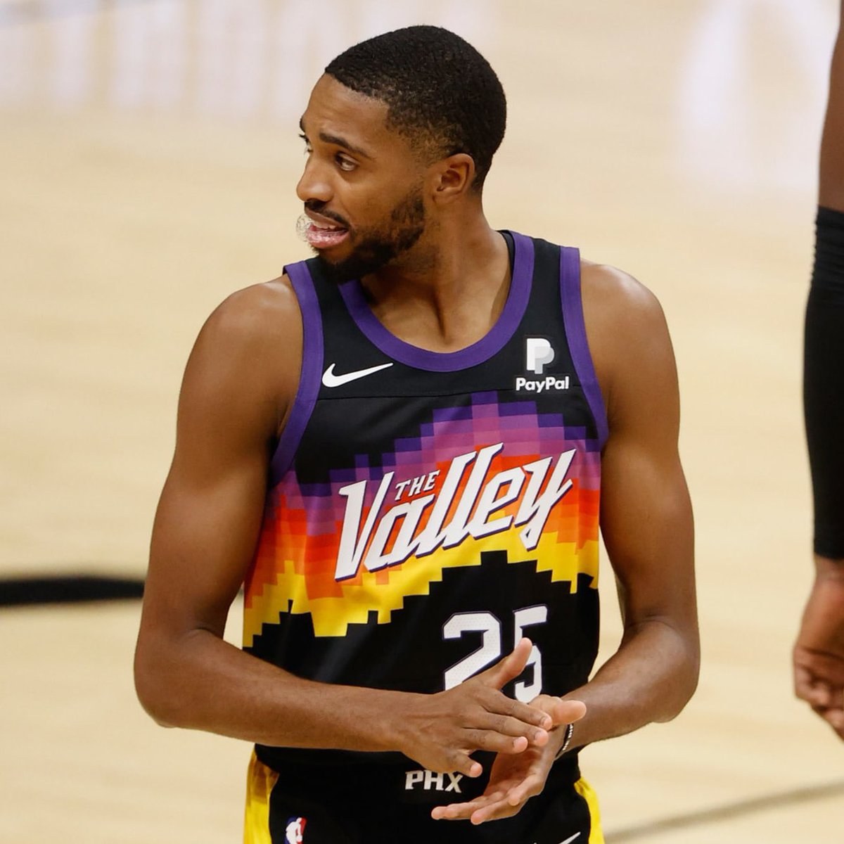 LegionHoops's tweet photo. Mikal Bridges so far tonight: 

10 points
1-for-17 shooting

Big yikes. https://t.co/UAdaxI91iA