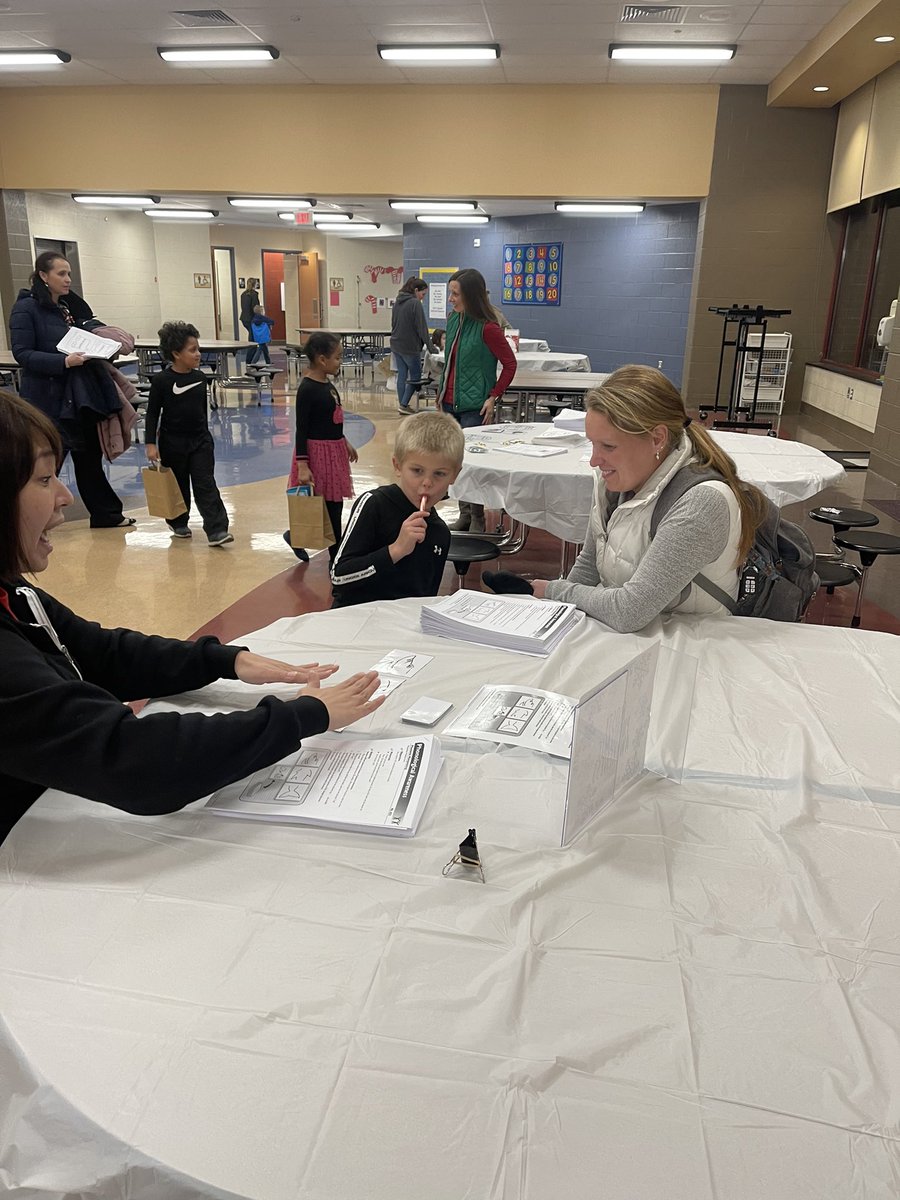 CougarLiteracy's tweet photo. More fun from our Title I Literacy Night! #readingissnowmuchfun https://t.co/Hkz2cgKuFM
