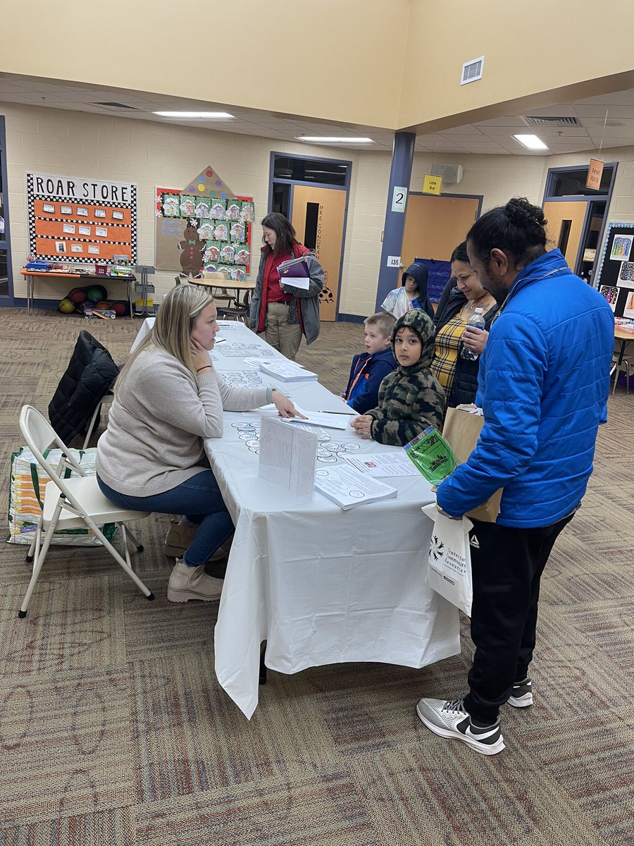 CougarLiteracy's tweet photo. More fun from our Title I Literacy Night! #readingissnowmuchfun https://t.co/Hkz2cgKuFM