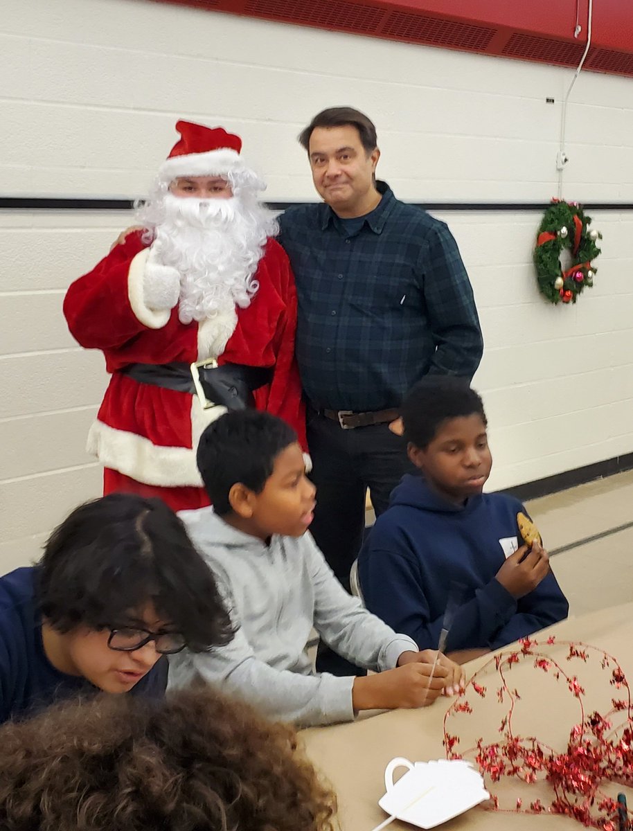 stjamesTCDSB's tweet photo. Students at St. James were treated to breakfast with Santa #SantaClaus #snackprogram #TCDSB https://t.co/H3FrExn5an