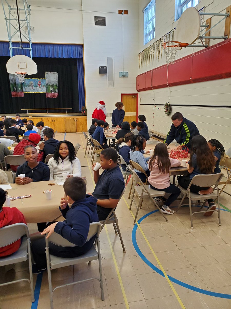 stjamesTCDSB's tweet photo. Students at St. James were treated to breakfast with Santa #SantaClaus #snackprogram #TCDSB https://t.co/H3FrExn5an