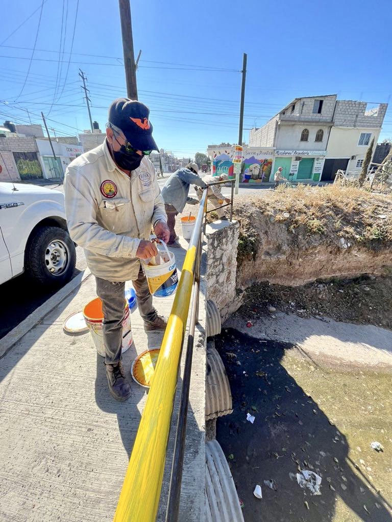 sergiobanosr's tweet photo. Para que las vecinas y vecinos de la colonia Parque de Poblamiento 🏘️ se sientan seguros, realizamos la rehabilitación del barandal de protección en el puente ubicado en avenida Constituyentes en su cruce con Amajac. 

¡Así, estamos #CumpliendoPorTuFamilia ✅👨‍👩‍👦‍👦! https://t.co/VlhYY2flfI