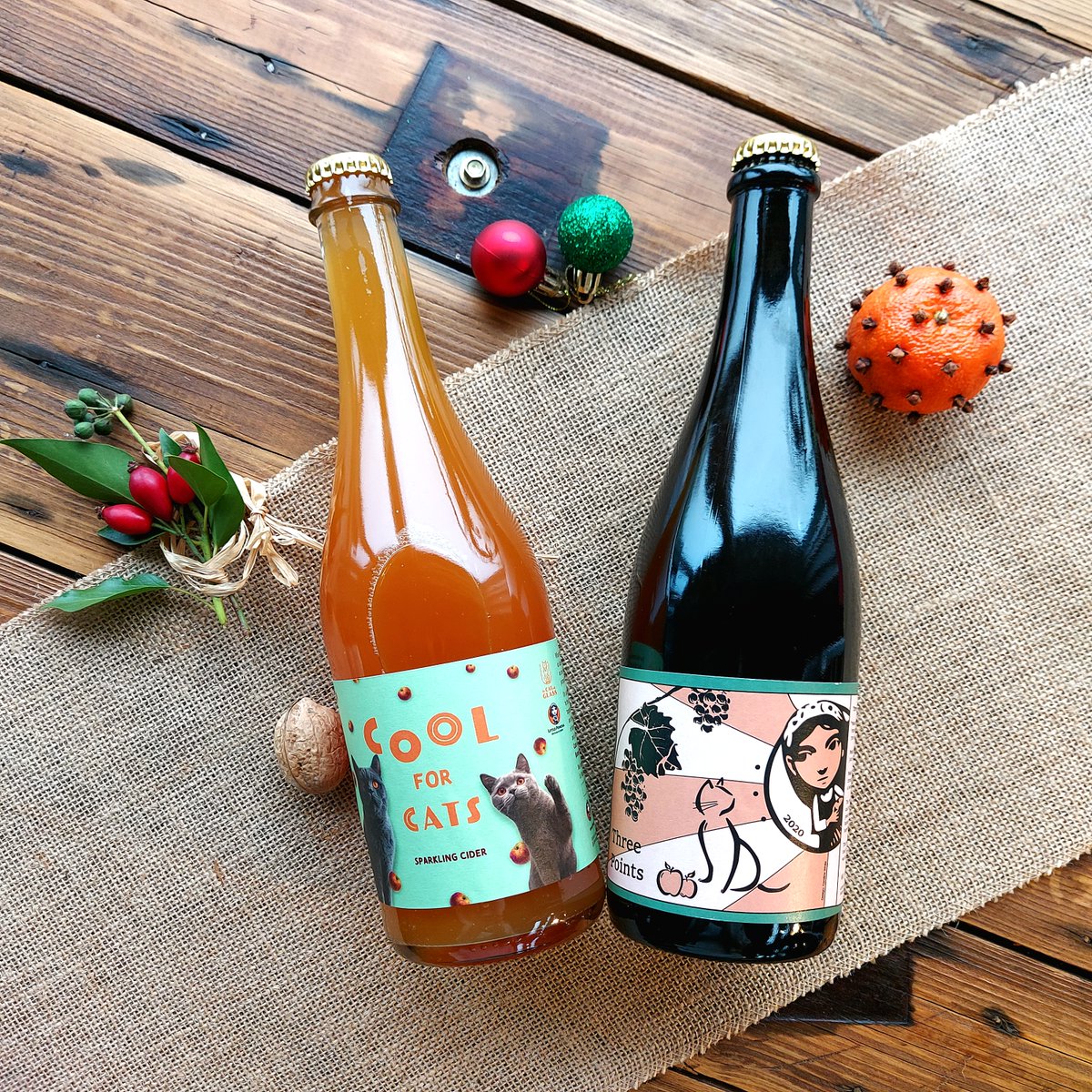 LittlePomona's tweet photo. 🎶On the 4th day of Cidermas, my true love gave to me... Three cider cats🎶
🐈Top Cats, our festive feline selection, features 2 of our favourite 2022 collaborations: Cool For Cats, with Nicky Kong &amp; @catintheglass , and Three Points with Adam &amp; Caroline
🎁https://t.co/NIBAILVR7B https://t.co/xluqVOpj8u