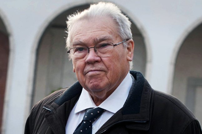 Csurka István még 2003-ban mondta: 

„Nyakunkon élősködő, balliberális elitünk a sorsunk iránt közömbös, a privatizációból meggazdagodott, idegen zsoldban álló réteg, élve akarja eltemettetni a magyarságot egy uniós sírhant alá!

Fő eszközük a hazugság és a félrevezetés!”