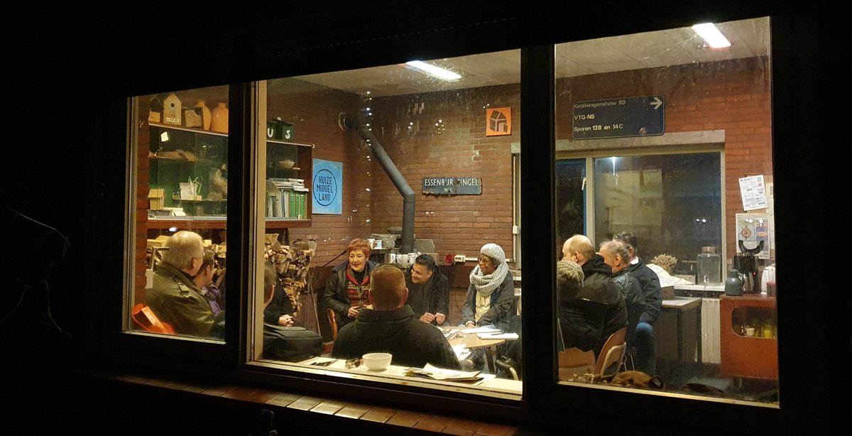 Haardvuur-VVE-vergadering van onze buren in het Spoortuinhuisje. 
Ook eens bijeen komen in het Spoortuinhuisje? Aarzel niet om het te vragen.