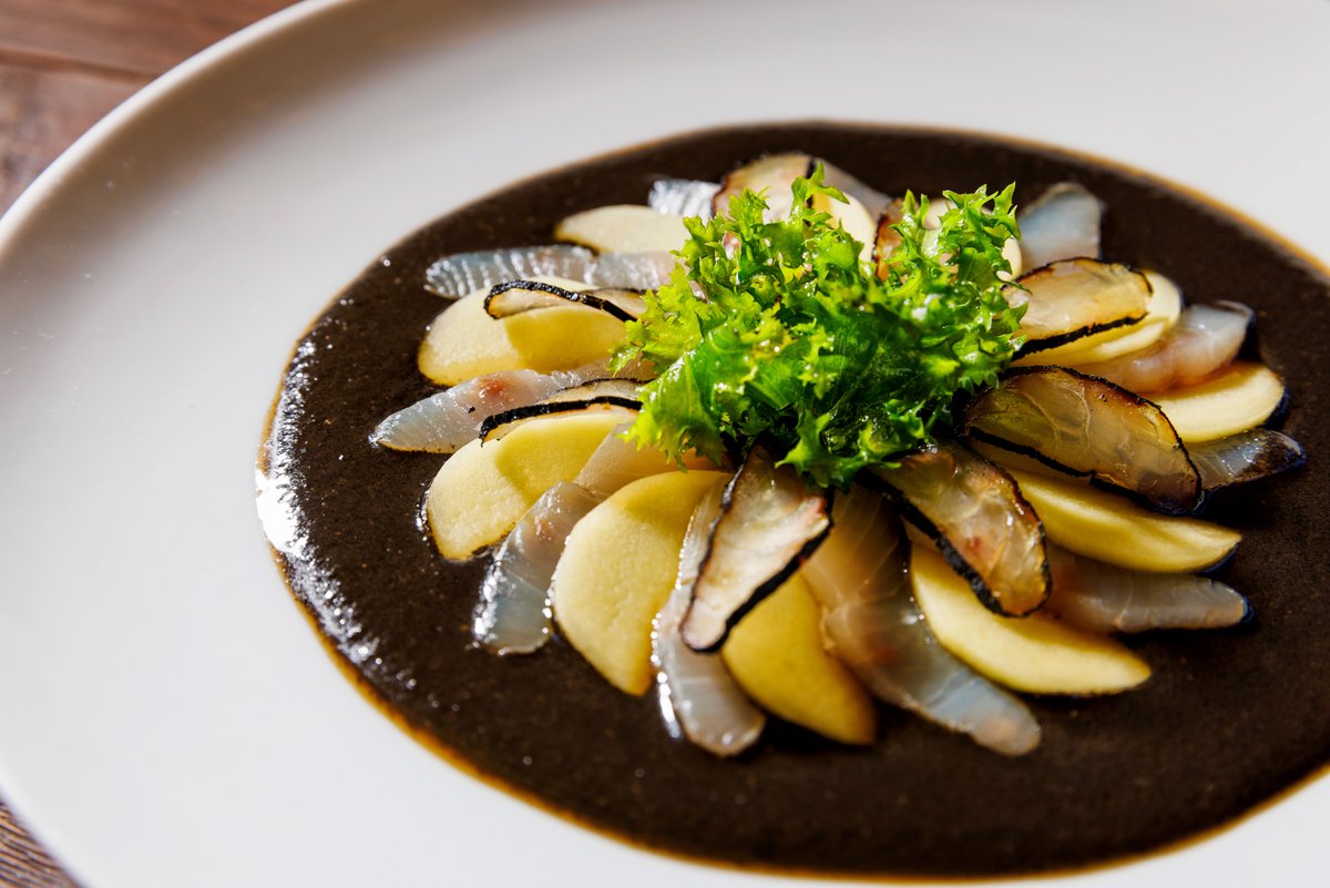 Ceviche negro de cenizas, lámias de mango verde y pescado curado.

El fuego directo nos permite crear diferentes versiones de salsas vegetales calcinadas. Las cenizas no solo aportan aromas ahumados, también actúan sobre la textura final de esta emulsión.