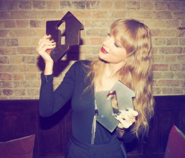 mirrorbawler's tweet photo. Happy birthday to the one who has been there for me through it all over the past 10+ years. You and your music have meant so much to me, and I could never thank you enough for that. Happy birthday queen! @taylorswift13 @taylornation13 #HappyBirthdayTaylor https://t.co/zzOiLlZLKX