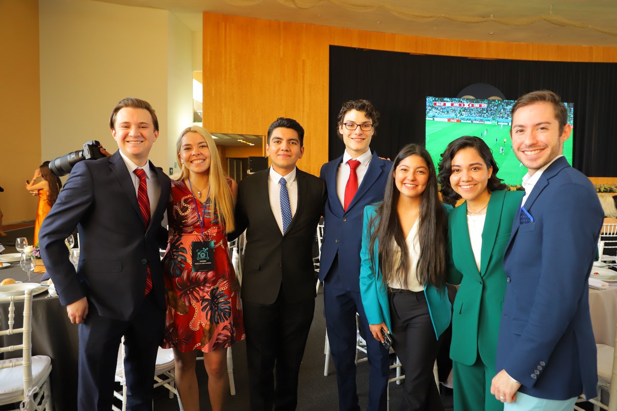 Tec_CSF's tweet photo. ¡Lo lograron! 🤩
Nuestras y nuestros estudiantes de #TecCSF se convertirán hoy en #EXATEC. 
¡Felicidades borregos! 🎓🐏
#GraduaciónTec https://t.co/R3TSWjLjuz