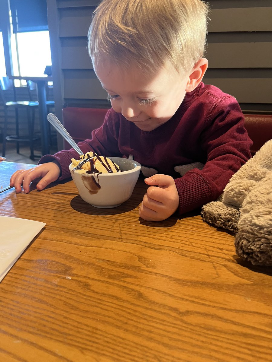 sanatriello's tweet photo. When auntie @alenaaaa8  brings you ice cream 😊 https://t.co/MF17paDBBG
