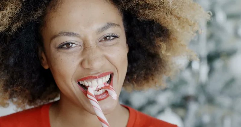 SurreyEndo's tweet image. The holidays are almost here! Take it easy on the candy canes and watch out for hard candies that can damage or chip your teeth 🍭 

#TeethTip #Holidays #yvr #CandyCane