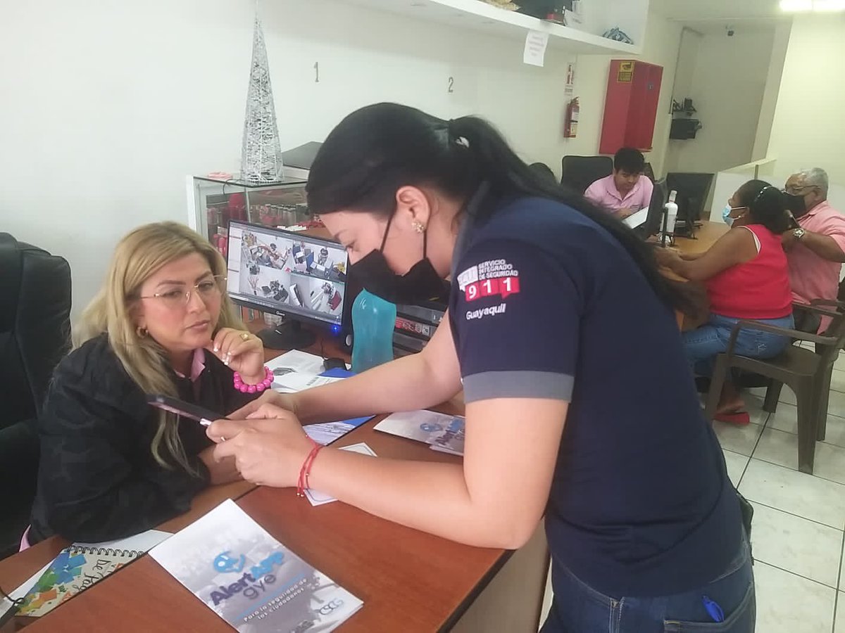 segura_ep's tweet photo. Funcionarios de la @cscgye recorren los locales comerciales de #Urdesa para socializar la aplicación móvil gratuita sobre seguridad #AlertAppGye, que funciona también con las alarmas comunitarias. https://t.co/3DI47UY6sI