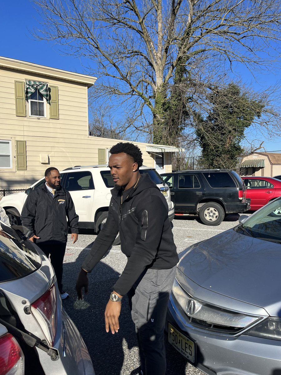 <a href="/NakobeDean/">Nakobe Dean🔝🔜</a> of the <a href="/Eagles/">Philadelphia Eagles</a> spent his birthday partnering with 4mycity.us distributing fresh produce at <a href="/woo_1902/">The Woo Est.1902</a> w/the help of the Thundering Herd State Champs. Nakobe answered questions &amp; was a part of a celebration during the fall season. 

#GoHerd #WoodburyPride