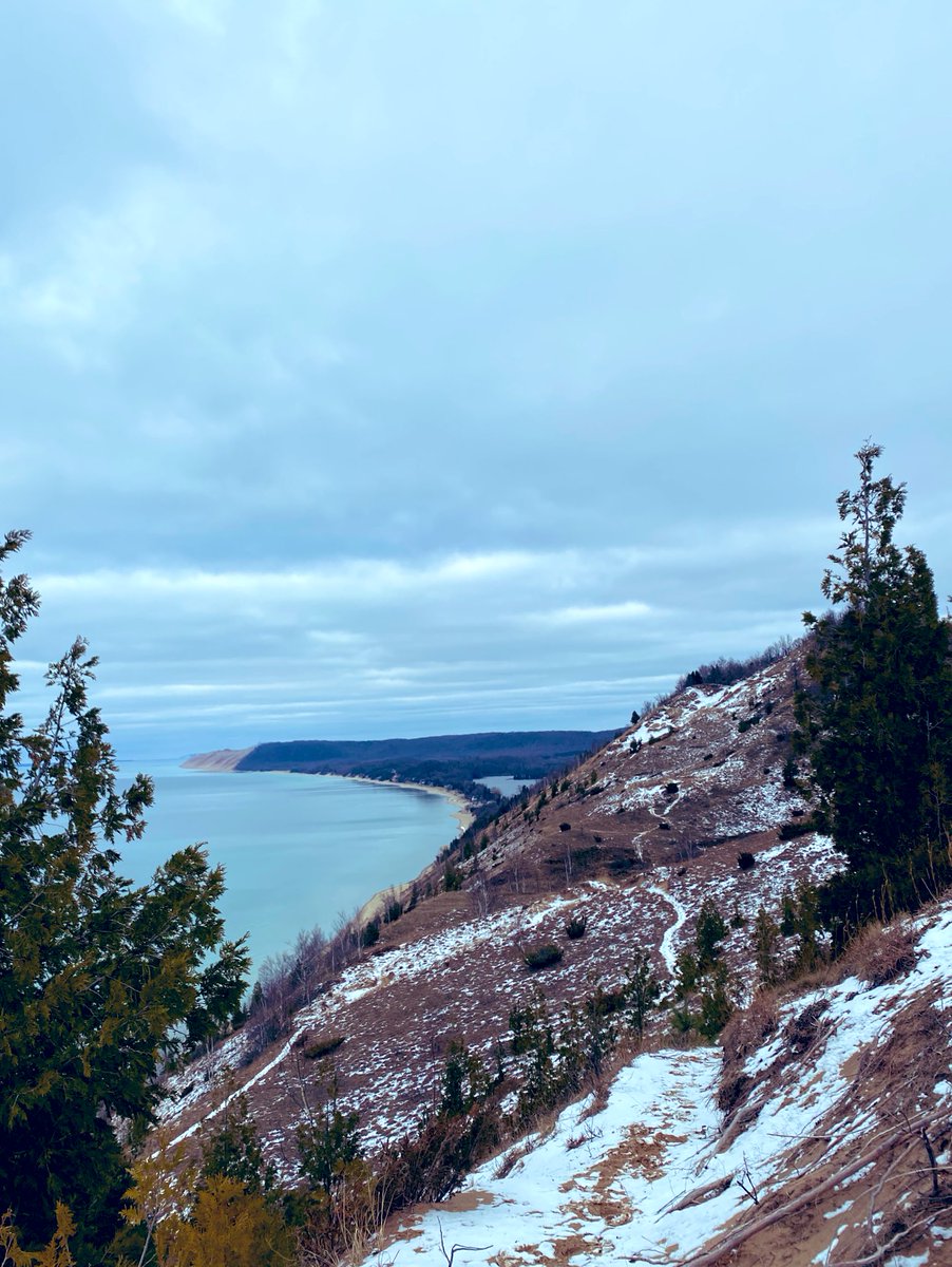 12OliveTree's tweet photo. These hills are such a workout and kicked my butt, but dang that view is so beautiful. And not a soul on the trail. Winter hikes are elite. https://t.co/ZfDIWu1pTb