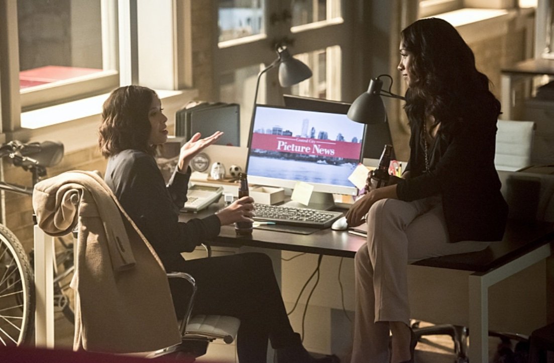 Grlwhowrites's tweet photo. I gotta laugh that "fanboys" (who are not really fans cause otherwise they would know their comics) always frowned on Iris being "just a reporter" and that "she didn't have any powers" and yet this is the point of connection with all big characters on the shows... And now Nia. 🥰 https://t.co/NRTDYNrTin