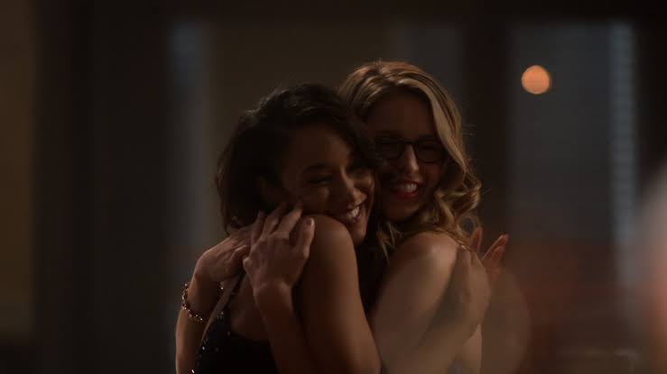 Grlwhowrites's tweet photo. I gotta laugh that "fanboys" (who are not really fans cause otherwise they would know their comics) always frowned on Iris being "just a reporter" and that "she didn't have any powers" and yet this is the point of connection with all big characters on the shows... And now Nia. 🥰 https://t.co/NRTDYNrTin