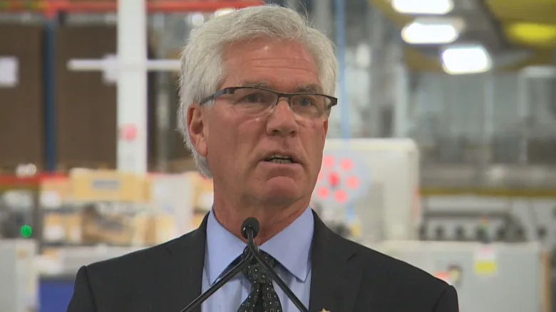 SimonDeschamps_'s tweet photo. Dans des discours à la Chambre des communes mercredi après-midi, les députés fédéraux rendront hommage au député de Winnipeg-Centre-Sud, Jim Carr, décédé lundi. #rcmb #polcan 📷: CBC https://t.co/HbpJy70fmW