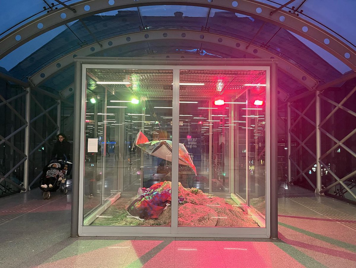 denitsa_ilcheva's tweet photo. D'entrée d'une dune 07/12/22-19/12/22 installation à la Gare de Namur, Belgique #denitsailcheva #garedenamur #Namur #Belgique @VilledeNamur #artcontemporain #prixdentreedejeu #leslieuxcommun #artcollector #Exposition #dune #color #art #paillettes #sable #peinture https://t.co/NxeCan73Cx