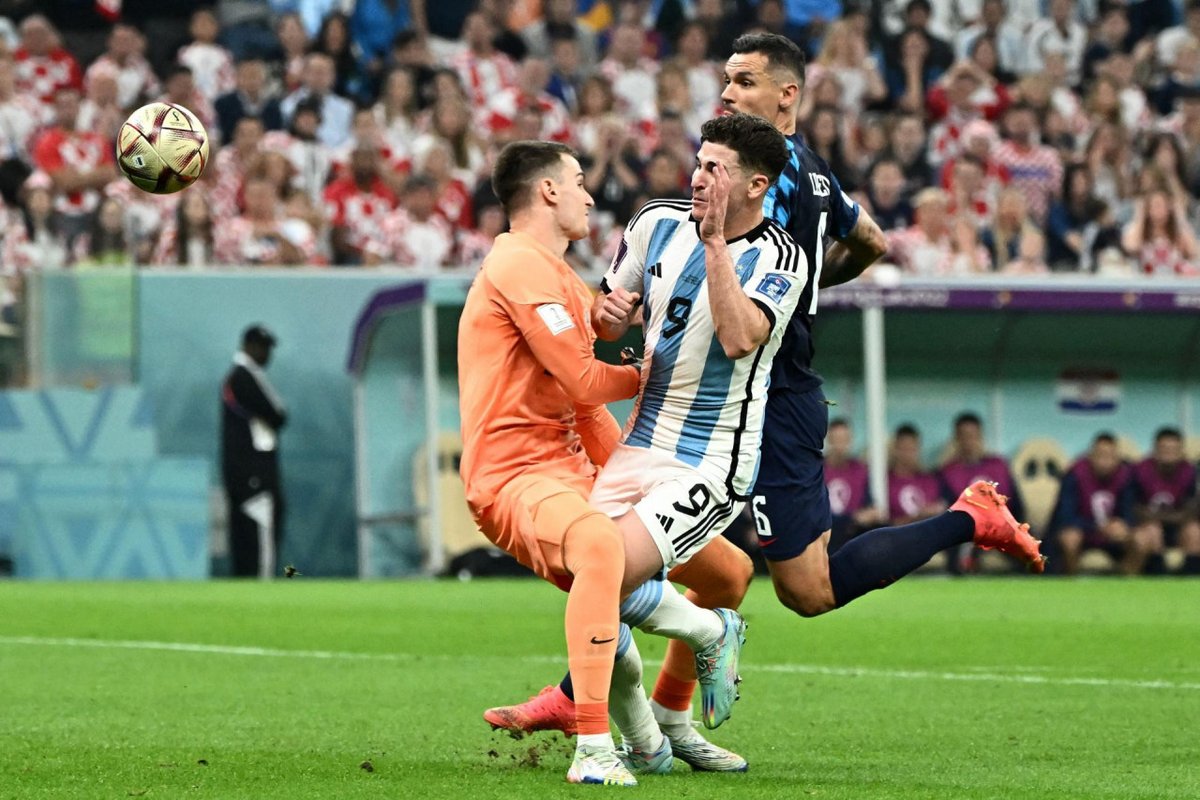 Mleydn's tweet photo. @GaryLineker This is moment of impact. He lifts goalie s foot with offensive foul. FIFA Christmas gift https://t.co/JnDA4scfNV