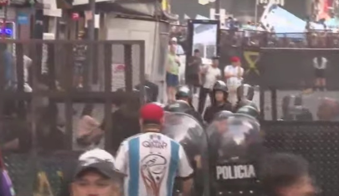 MarcosPrincipi's tweet photo. La policía de Larreta reprime con gases lacrimógenos a los hinchas que querían festejar en el Obelisco. 

No se puede ser tan sorete. https://t.co/y9jxX6OEBV
