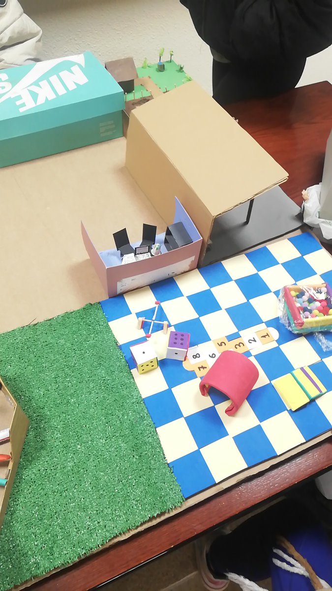 Primerospasos10's tweet photo. Esta mañana hemos estado montando gran parte de la maqueta que ya tenemos casi lista, poco a poco va cogiendo forma!! 
@Sapereaude https://t.co/qi5yMGqA1K