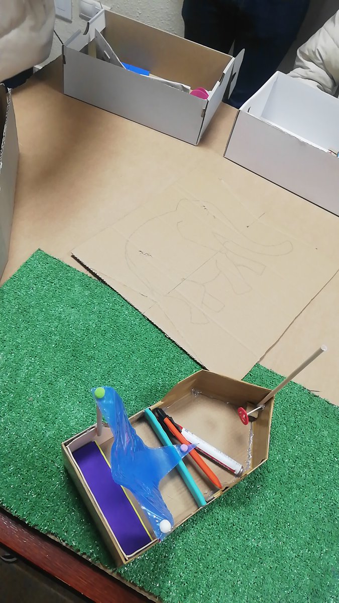Primerospasos10's tweet photo. Esta mañana hemos estado montando gran parte de la maqueta que ya tenemos casi lista, poco a poco va cogiendo forma!! 
@Sapereaude https://t.co/qi5yMGqA1K