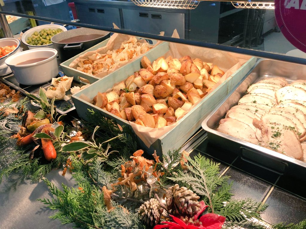 RHSBholroydhowe's tweet photo. Another 🎄 Festive lunch 🎄 @RoyalHighPrep @bakerp13 @melrahaman @CharlieW0109 @DiasSocorro15 @broadhurst58 @DamianBlake4 #RHSPREP #Holroydhowe https://t.co/1RyxpH8JSg