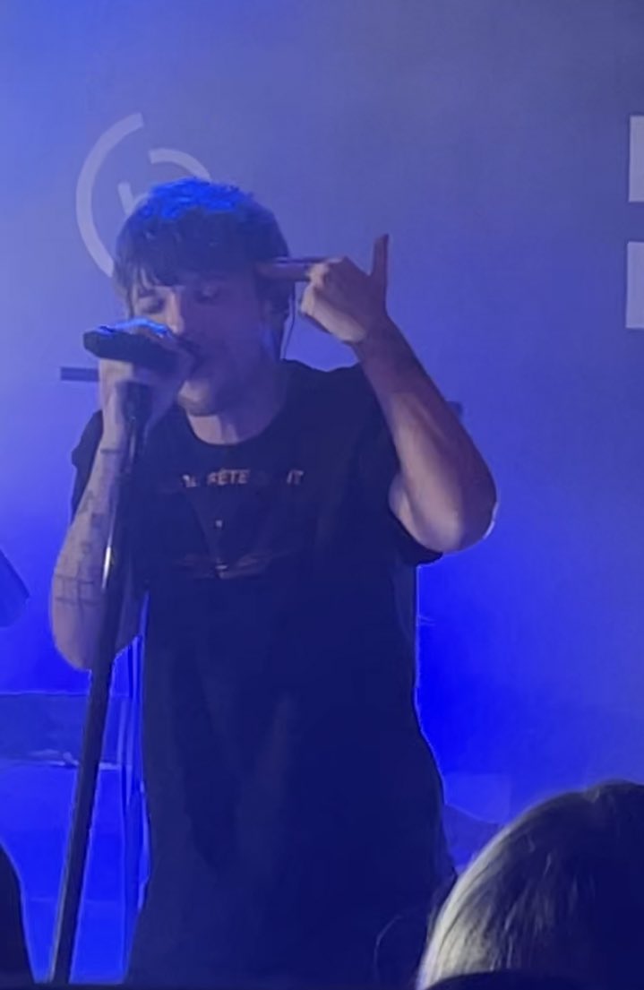 lokiislit's tweet photo. what an experience to see louis tomlinson do this again i am a changed person https://t.co/5XMPoylQoH