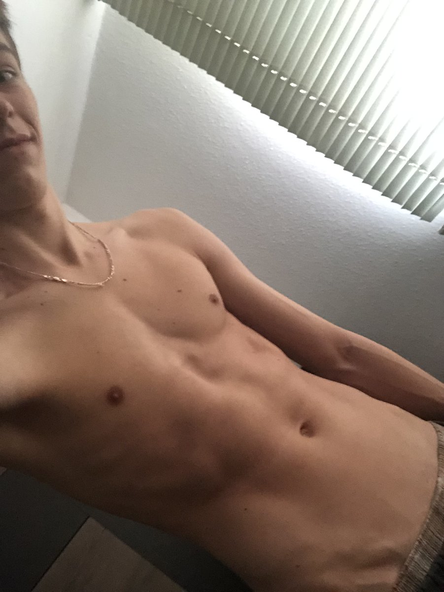 folge jedem der diesen beitrag liked und retweetet...würde mich freuen🥰😍❤️

follow everyone who likes and retweets this post...I'd be happy🥰😍❤️ #loveyouall #twink