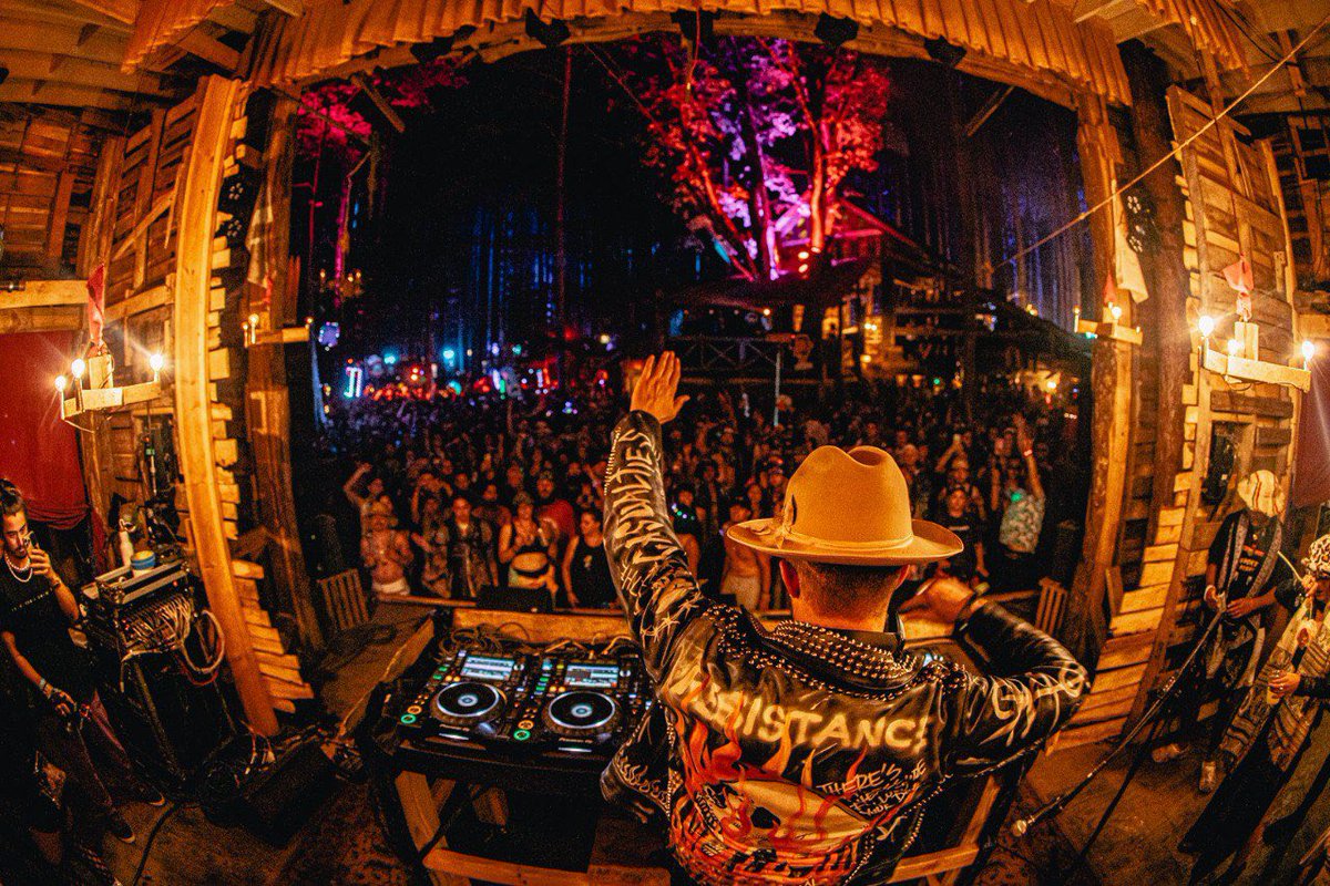 FMETVCOM's tweet photo. #FullLineUp 💥
Nos adentraremos en @Electric_Forest en Junio del 2023 para recibir a @odesza , @sofitukker , @ILLENIUM , @zedsdead @chrislake @madeon y muchos más.✨🍃

——
#electricforest https://t.co/RM46AzsQ4n