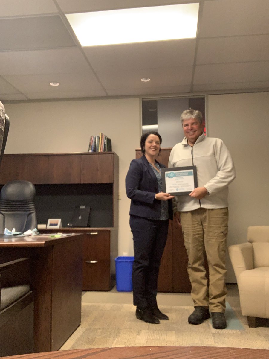 DianeQuintas's tweet photo. What a pleasure to meet up with Brian Ktytor CRO of @OntarioHealthOH north to give him his certificate for having all his staff complete the active offer training! félicitations!!
#onfr #activeoffer @rmefno https://t.co/vQE6ZpCpHB