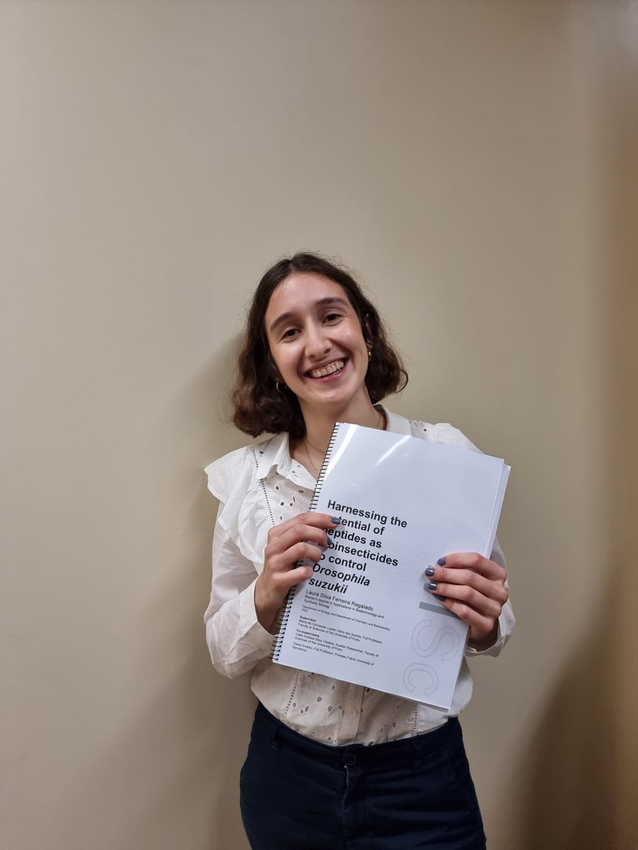 iB2_Lab's tweet photo. Today was Laura’s day! 🥳 She today became a Master after defending her dissertation with distinction on the potential of peptides as new control strategies for the Drosophila suzukii pest. 🪰 We wish you the best for your future! ✨ https://t.co/uJ6FyMS3vF