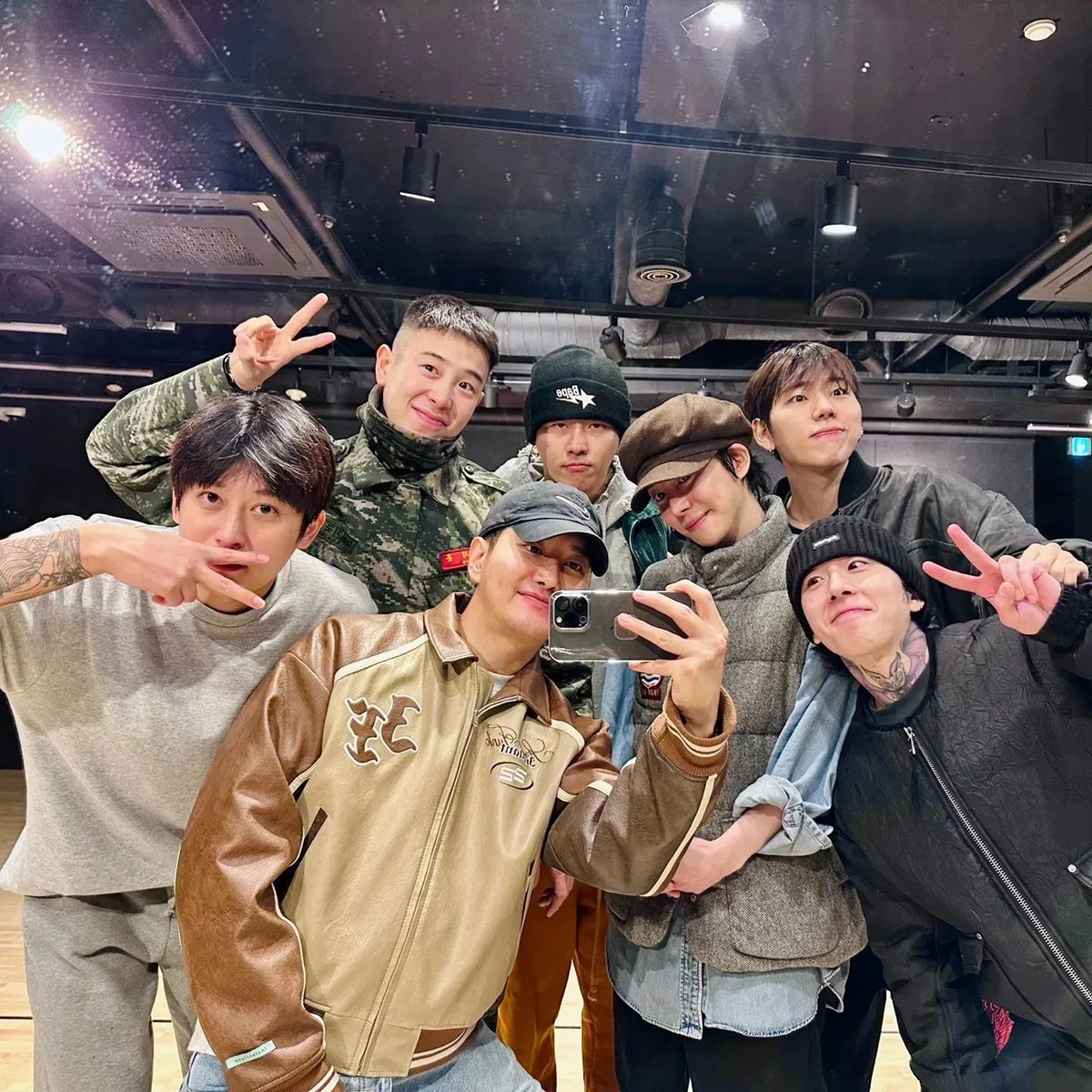 blockb_arg_'s tweet photo. [INFO] 221214 La presentación de #BLOCKB será a las 7pm KST (7am ARG)

Se podrá ver en el canal de Marines‼️
▶️  https://t.co/KNHRwTS711 

🐝 Pueden usar el siguiente hashtag
#BlockBReturns https://t.co/ccl63UD6rf