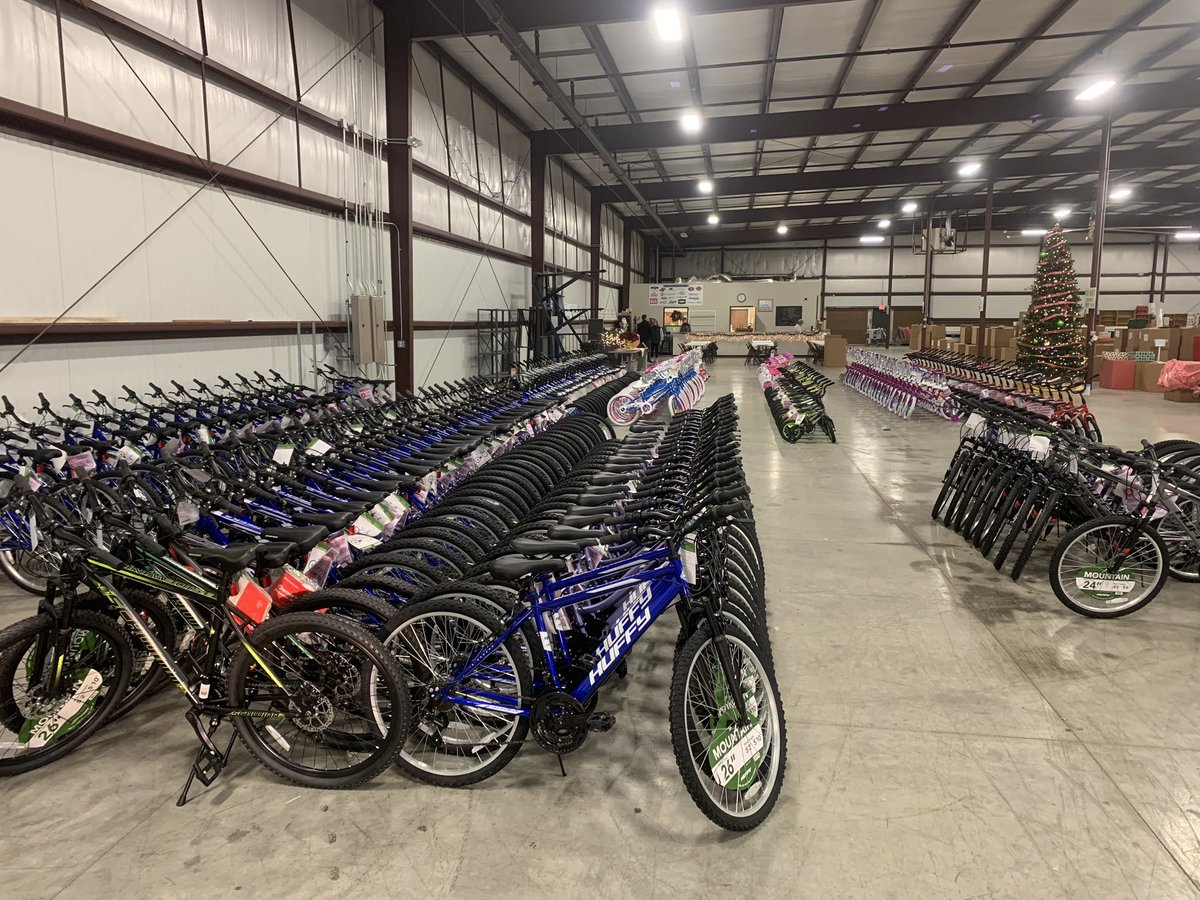 CoachJonLeamy's tweet photo. Awesome day out at #HelpGiveHope!  Fantastic organization impacting so many children and families in Southwest Missouri - helping them have a very special, Merry Christmas!  Thank you @keithguttin @MSUBearBaseball &amp; @MSUBearsFund for volunteering!  #BearPride https://t.co/hl42Adbuj6