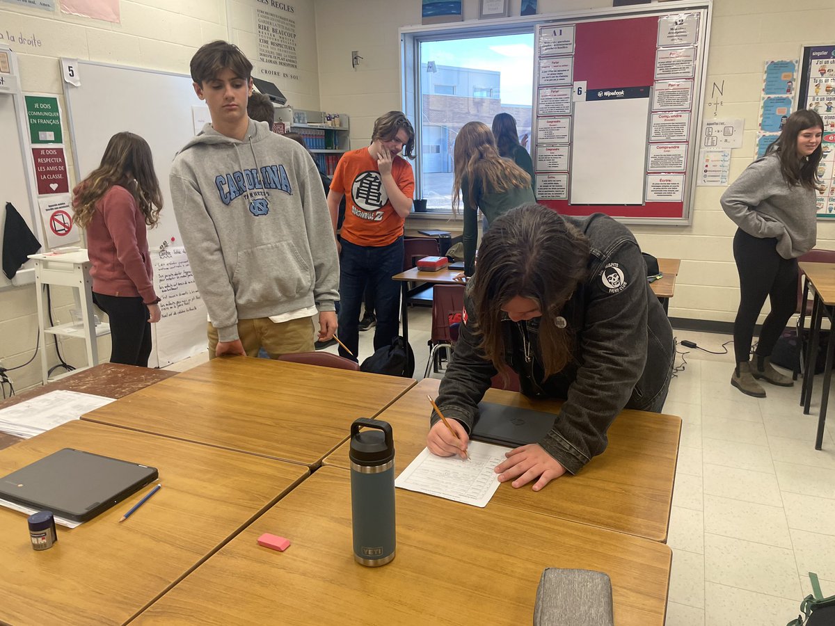 #running #dictée! Up and moving working together to find the text needed to answer the comprehension questions! Grade 9 destreamed #CoreFrench <a href="/BGCDSB/">Bruce Grey Catholic</a> <a href="/SHHSCrusaders/">Sacred Heart HS</a>