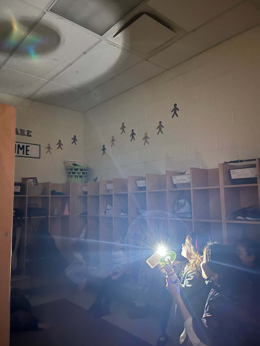 MrsGFDK's tweet photo. Learning about the Northern Lights! https://t.co/u0qCRkPlGa