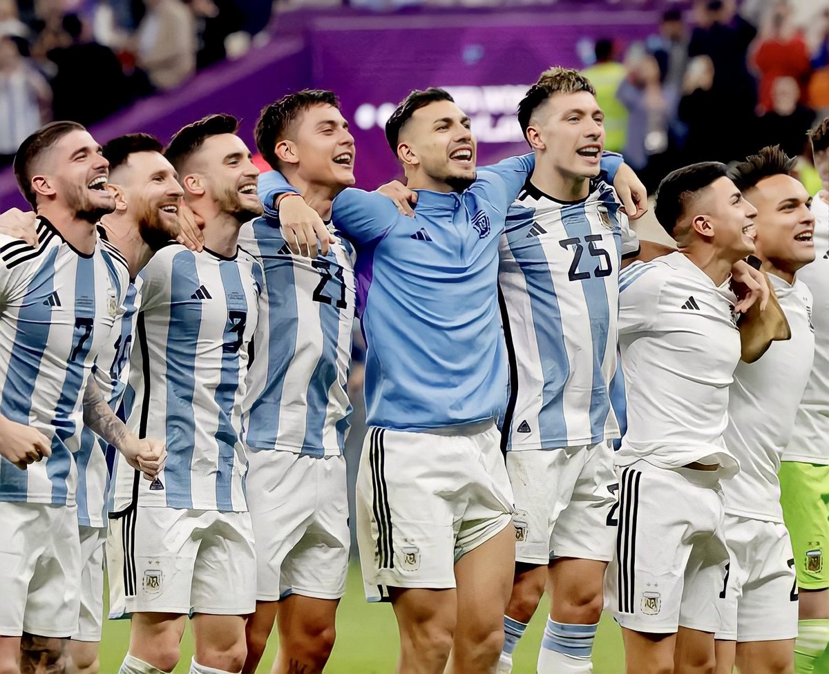 LisandrMartinez's tweet photo. UNA ALEGRÍA QUE NO SE PUEDE EXPLICAR… ¡𝗔 𝗟𝗔 𝗙𝗜𝗡𝗔𝗟 𝗗𝗘𝗟 𝗠𝗨𝗡𝗗𝗜𝗔𝗟! 🇦🇷😍 

VAMOS CARAJO, EL DOMINGO #TODOSJUNTOS!! 🤍💙🤍💙 https://t.co/uYwJfwCdPm