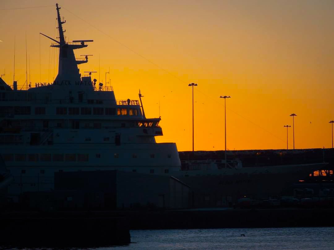 nauticallyspeak's tweet photo. Happy memories of a beautiful cruise ship - the former @FredOlsenCruise #BlackWatch berthed alongside Ocean Terminal in Southampton early morning of 14th January 2014. 🛳️📸🌅

#FredOlsen #BlackWatch #RoyalVikingLine #RoyalVikingSky #Southampton #January2014  #NauticallySpeaking https://t.co/B9MptroMvz