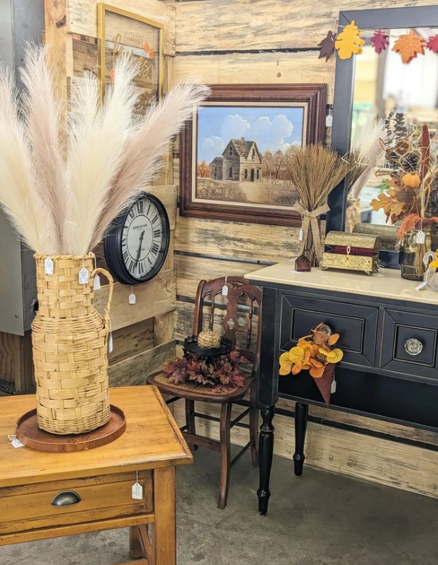 WedoweeRealtor's tweet photo. Vintage pieces will always come in handy and ultimately give your home the desired look. Whether you’re in the process of having a family gathering or redecorating, Lady of the Lake is the perfect place to visit. 🍂

📷| @lady.ofthe.lake.vintage
#decor #interiordecor #vintage https://t.co/Nc6fZTnsbz