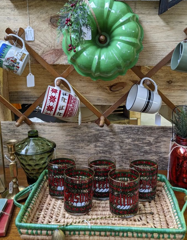 WedoweeRealtor's tweet photo. Vintage pieces will always come in handy and ultimately give your home the desired look. Whether you’re in the process of having a family gathering or redecorating, Lady of the Lake is the perfect place to visit. 🍂

📷| @lady.ofthe.lake.vintage
#decor #interiordecor #vintage https://t.co/Nc6fZTnsbz