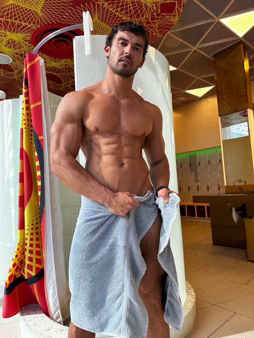 The airline lost my luggage so I&rsquo;m just wearing a towel from now on https://t.co/16vsVYLPhz