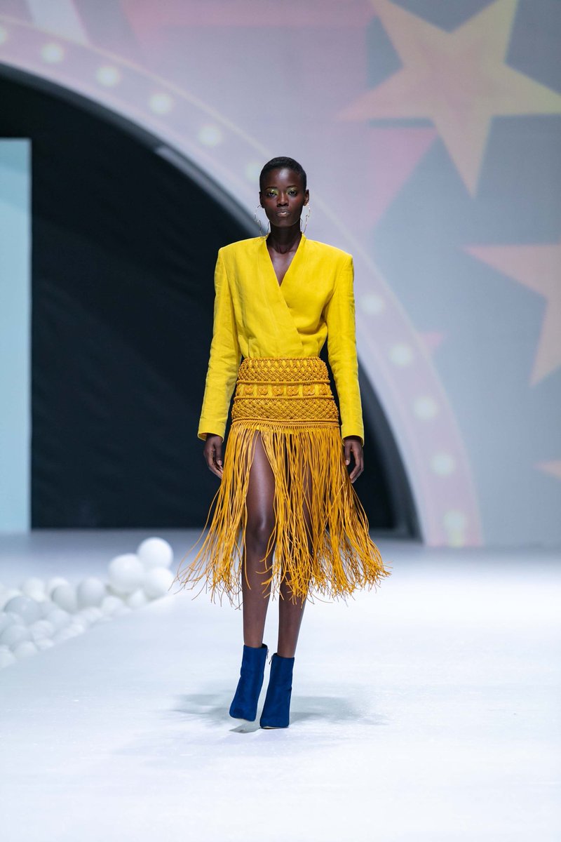 ceciliaEmmaD's tweet photo. Pourtant si . Le créateur de mode camerounais Imane Ayissi seul créateur de mode noir à avoir eu la reconnaissance de la chambre syndicale de la haute couture utilise le raphia et le met au rang des matériaux grand luxe. Jacquemus ne fait que suivre ce qu’il a commencé . https://t.co/9mLiAtQQ1Z