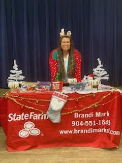 BrandiMarkSF's tweet photo. Kat &amp; Rico were feeling festive ✨🎄 @ Timberlin Creek PTO Light the Night on Dec 7th! Timberlin Creek Elementary is one of the many schools that we sponsor &amp; this event was magical! ❄️ 

#Givingback #Community #BMSF #DecemberwithBMSF #Knowyouragent https://t.co/l0dUiY961t