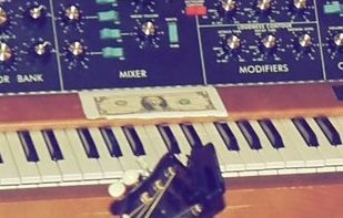 El billete de un dólar al fondo... esta regrabando reputation, Mark my words